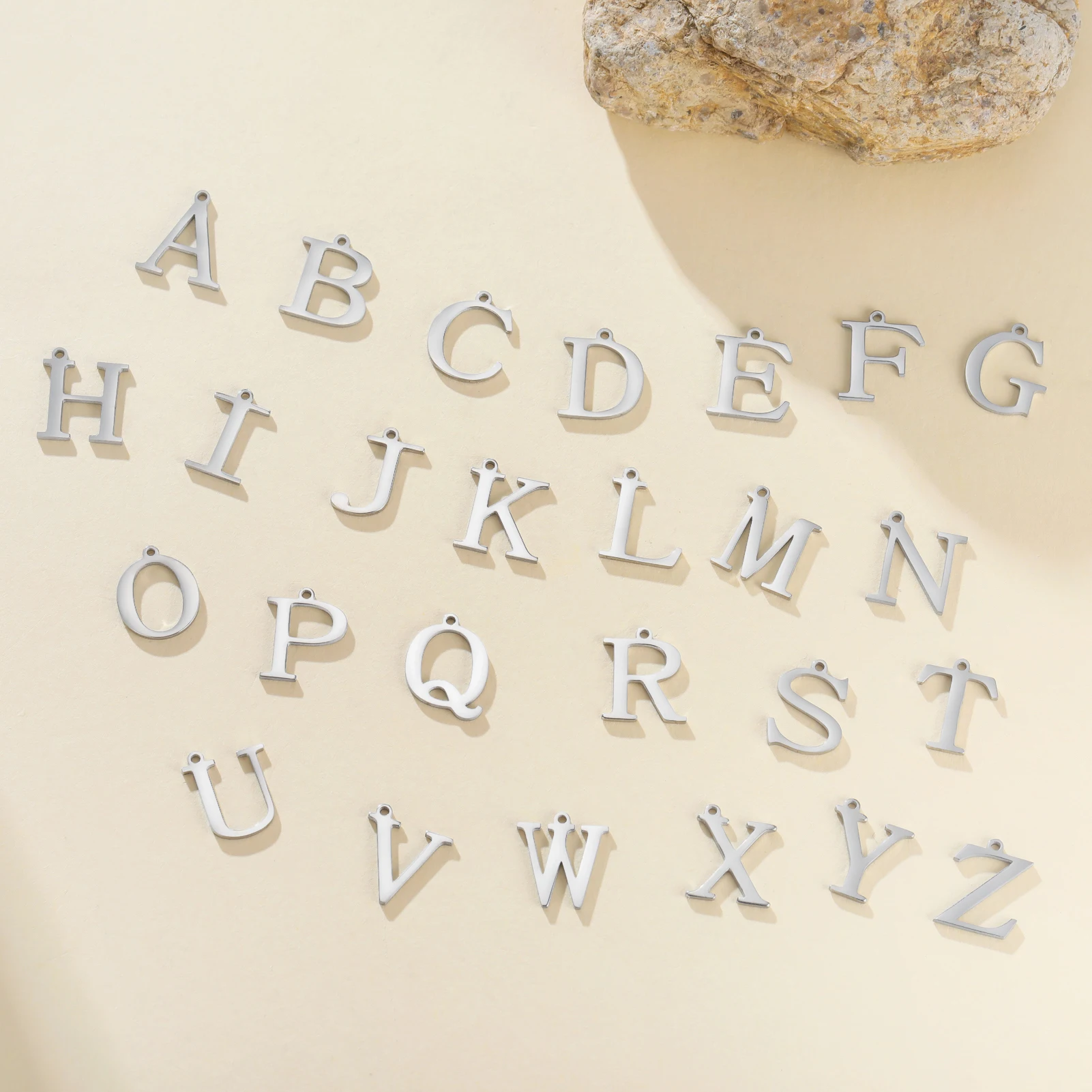 Skyrim 5 Stück/Set A-Z Initialen-Buchstaben-Anhänger aus Edelstahl in Goldfarbe, DIY-Alphabet-Anhänger für Halsketten, Armbänder und Schmuckherstellung – Detail 2
