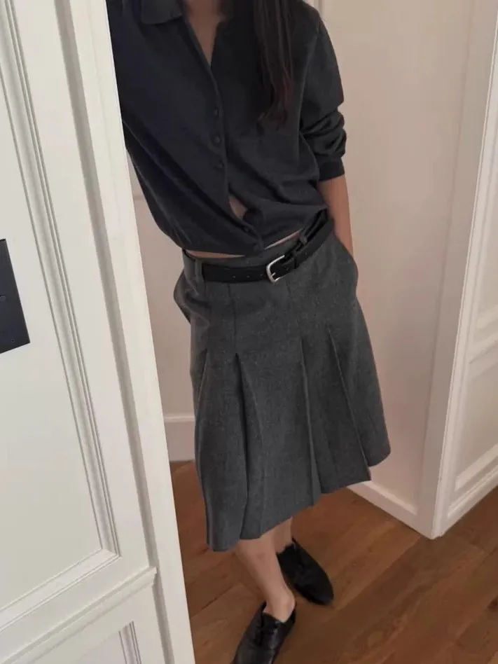 Zestaw damski: dzianinowy kardigan na ramiączkach i spódnica, jesienno-zimowy, elegancki komplet, wysoki stan, jednolity kolor.