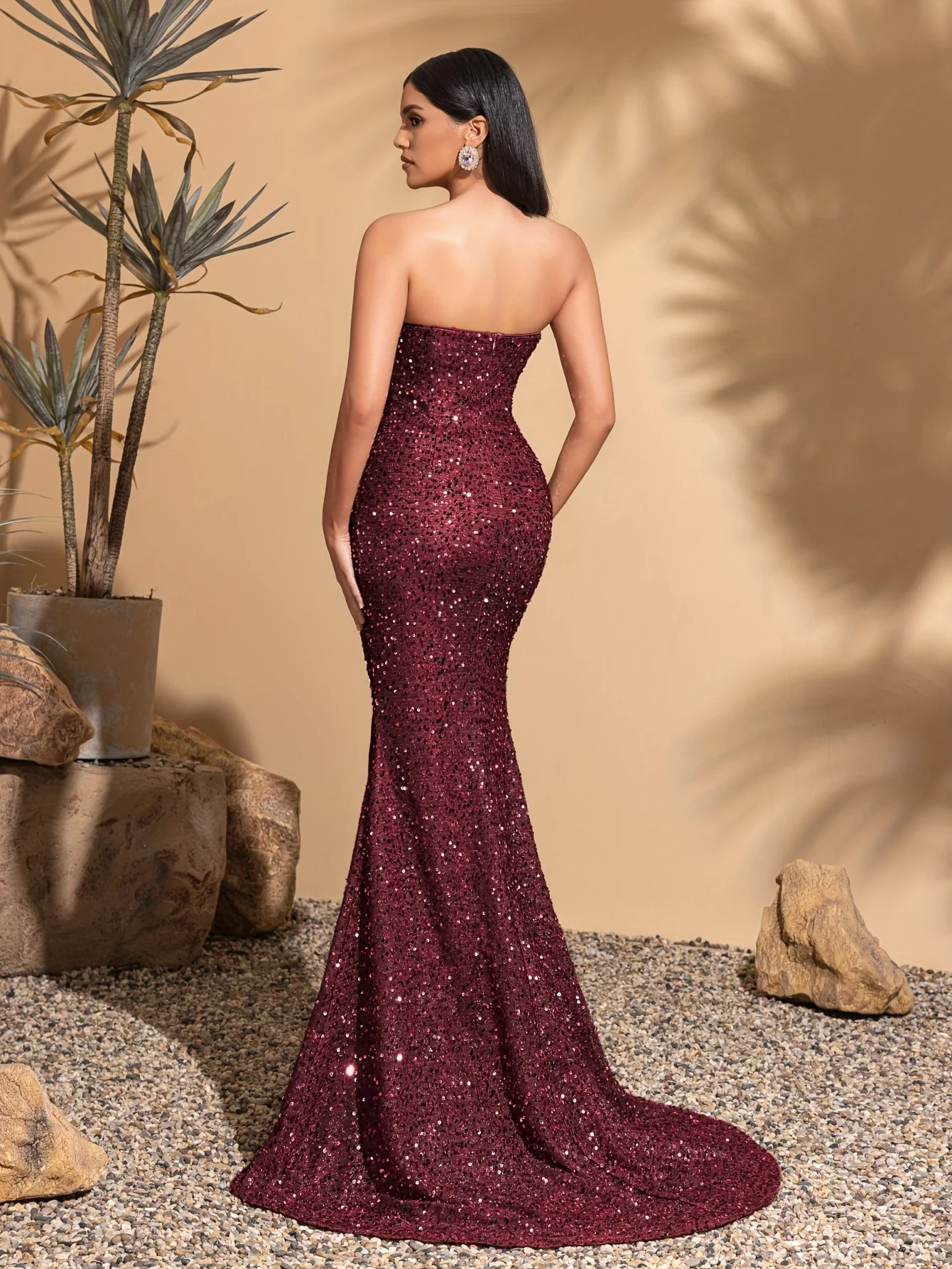 Paillettenbesetztes, einfarbiges Abendkleid mit Schlitz und trägerlosem Oberteil – Detail 10