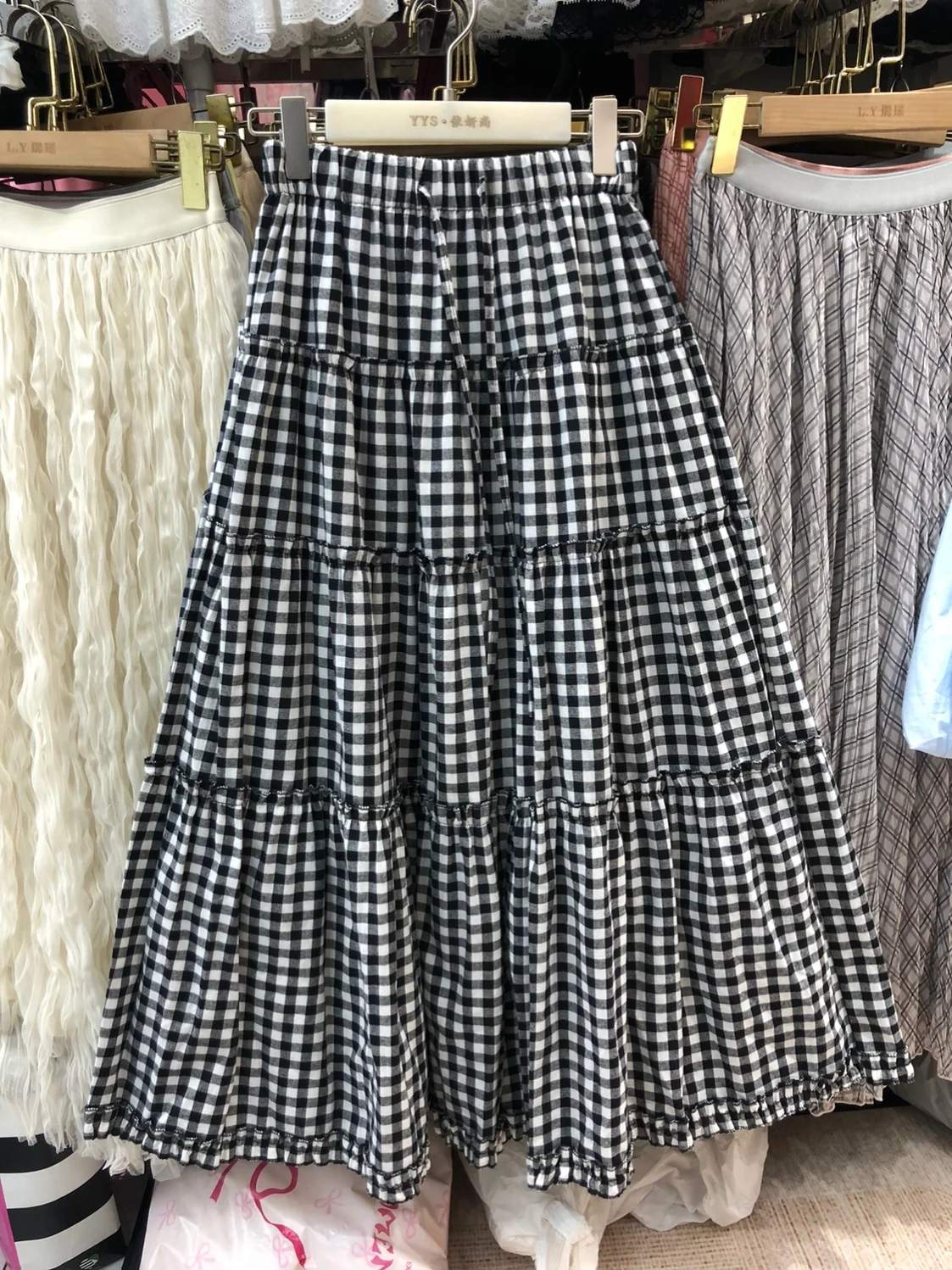 

Весна-Лето 2026 Женская длинная юбка А-силуэта с высокой талией, с узором «гингем» и эффектом «кейк», из смесовой ткани с полиэстером