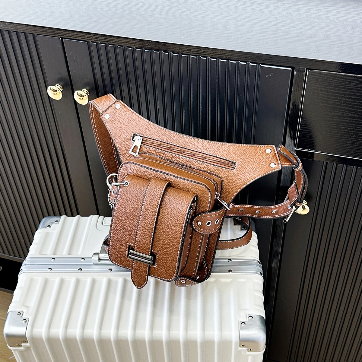 กระเป๋าคาดเอวสีทึบ PU แบบพกพาทันสมัยสำหรับทุกเพศพร้อมกระเป๋าหลายช่องสายรัดปรับระดับได้ความจุขนาดใหญ่สำหรับการเดินทางออกนอกบ้าน