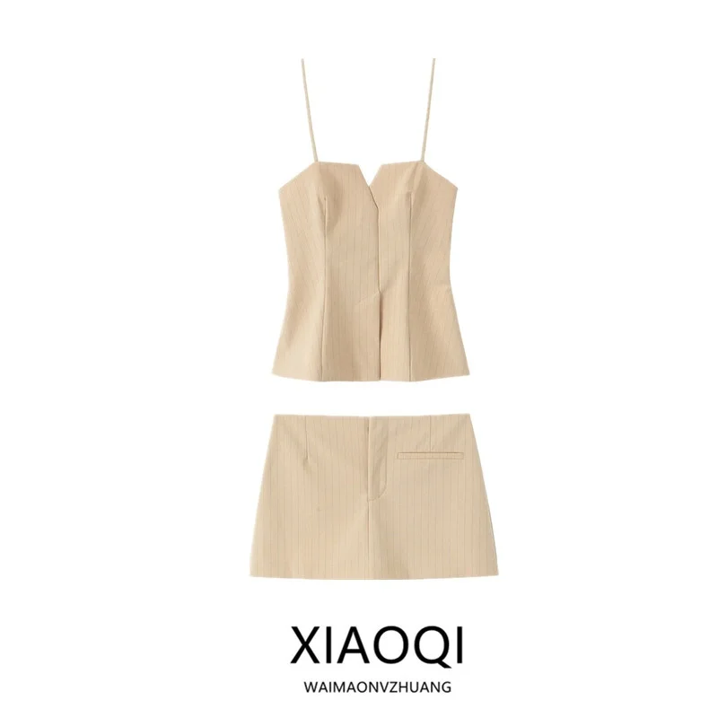 

Новинка: Комплект женской одежды для работы (топ на тонких бретелях с прямым воротником и юбка) из коллекции Весна-Лето 2025, с плиссировкой и полосатым узором.