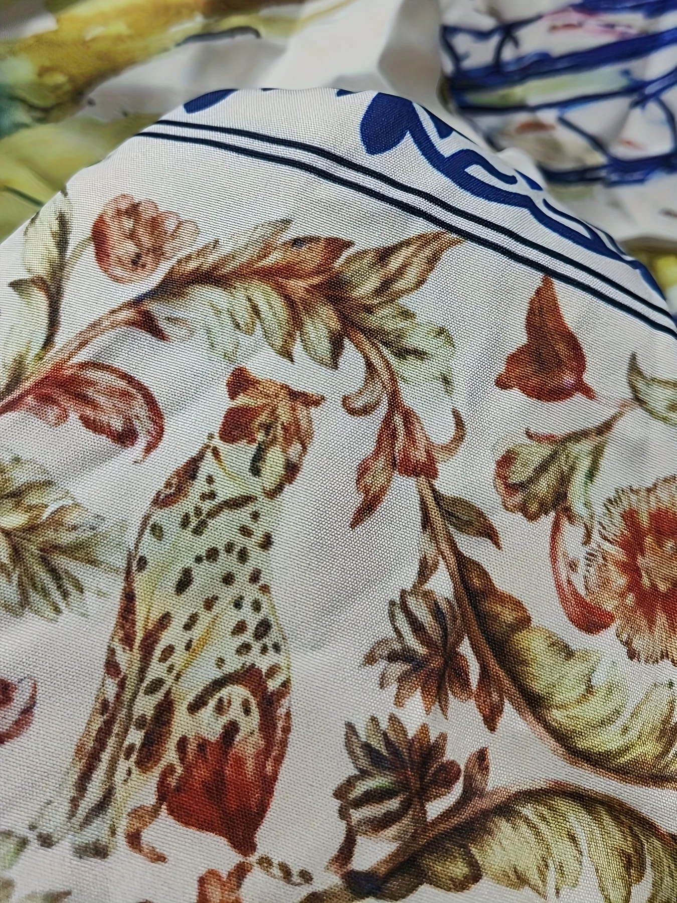 Minivestido feminino com alça espaguete e estampa de cena à beira-mar com veleiro, palma e padrões étnicos, bainha com babados em camadas, roupa de férias