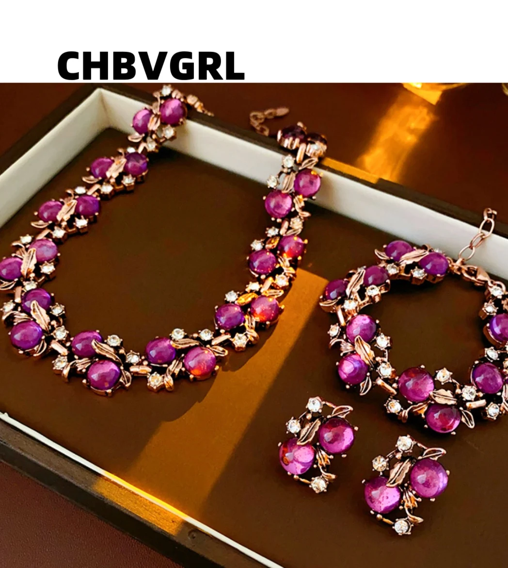

Hot-selling necklace, antique leaf and flower metal necklace, elegant retro and high-end pendant.