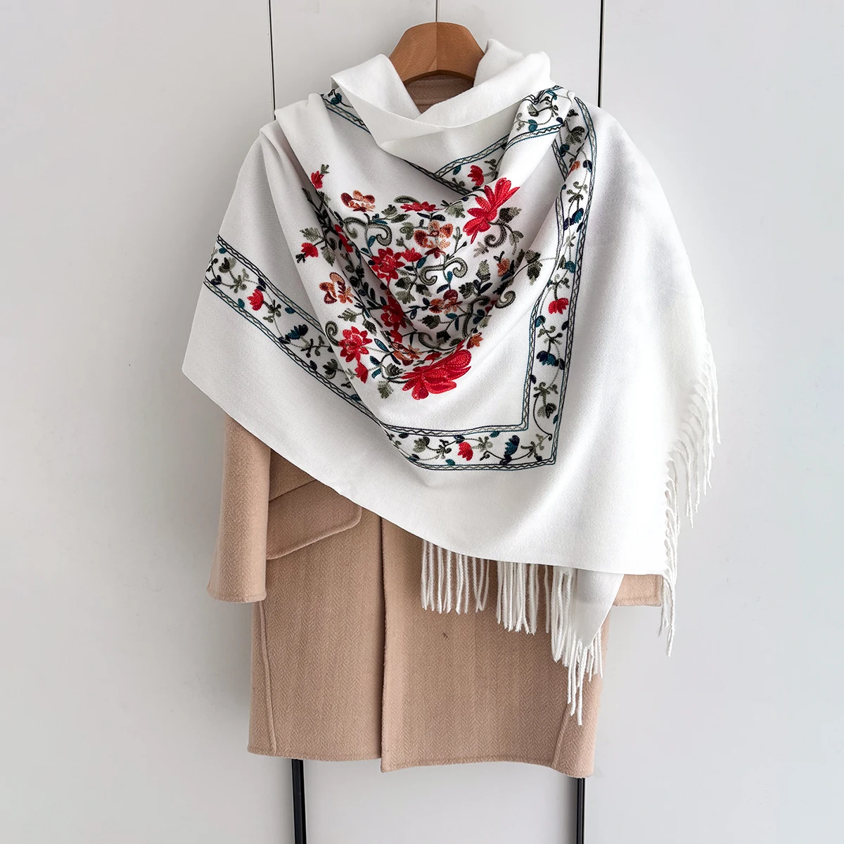 

Зимний теплый шарф с цветочной вышивкой для женщин 70*210 см, шаль из искусственного кашемира, зимнее толстое пончо с кисточками из пашмины, элегантная накидка