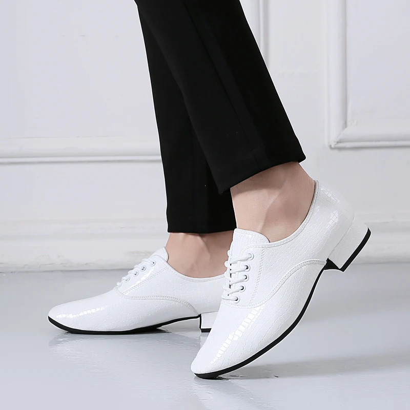 Zapatos de baile latino para hombre, calzado moderno de salón, Tango, tacón bajo de 3cm, suelas de goma, blanco y negro