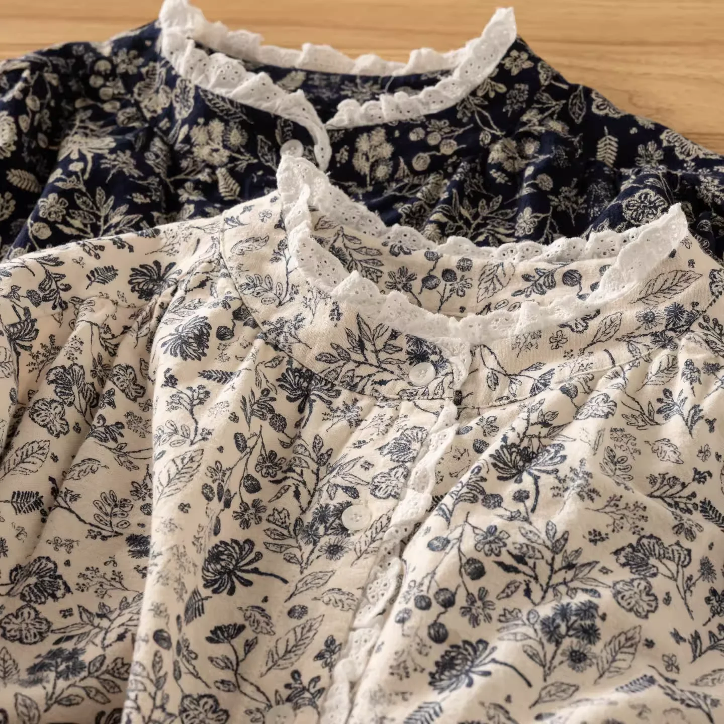 

Бюст 130 см Mori Girl Японский стиль Бежевые темно-синие рубашки и блузки с принтом большого размера 100% хлопок Рубашки с цветочным принтом в деревенском стиле