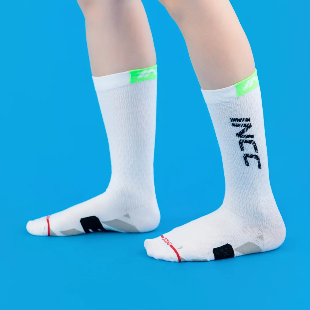 レターパターンの高伸縮性通気性コンフォートスポーツソックス 2 足パック、サイクリングやスポーツに最適