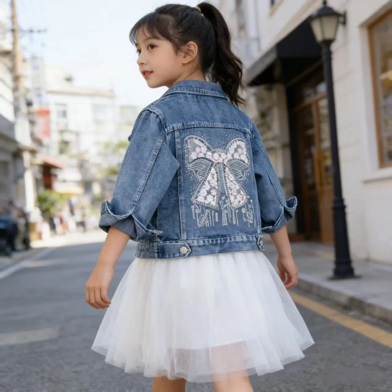 

Детская джинсовая куртка: новая коллекция весна-осень, модная модель для девочек с бантом и яркими стразами, джинсовое пальто с отложным воротником, верхняя одежда для детей 2-12 лет