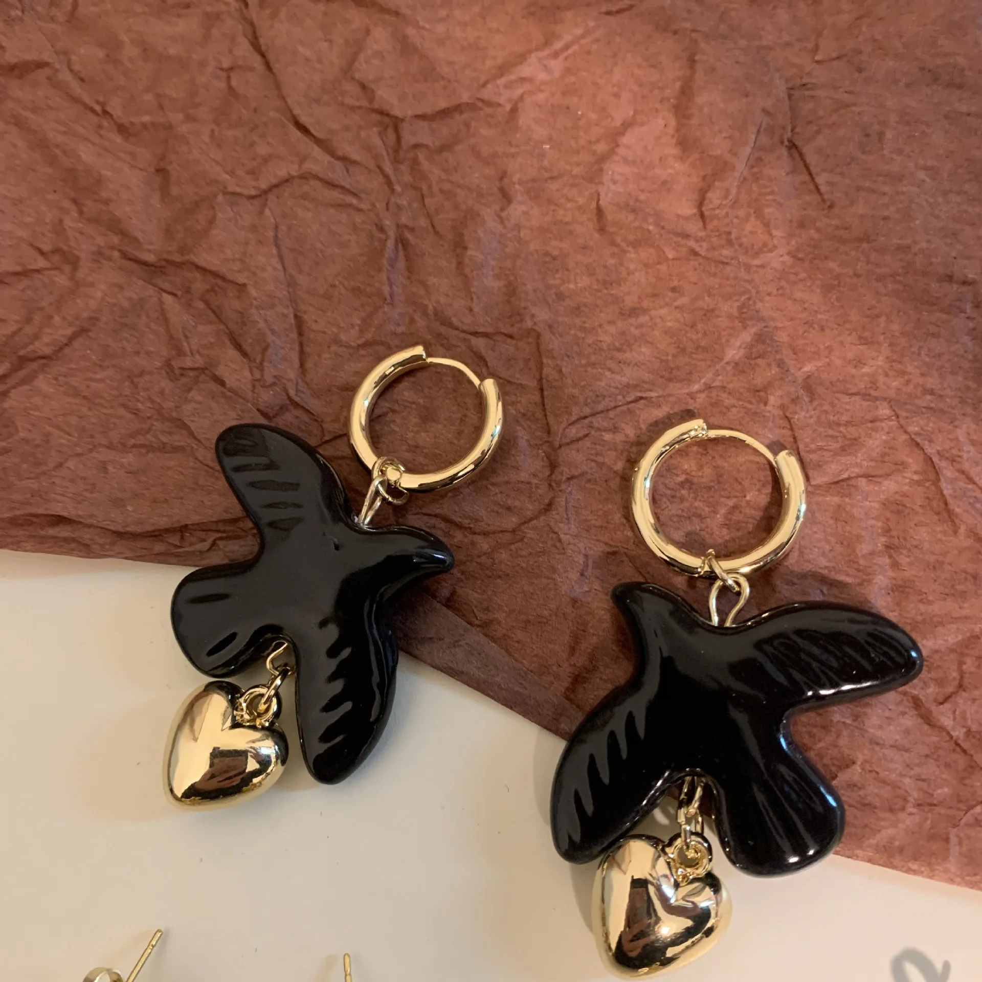 

HUANQI Simple Sweet Cool Wind Drop Glazed Black Bird Dove Shaped Love Eardrops Earrings for Women Girls Date Party Metal Jewelry