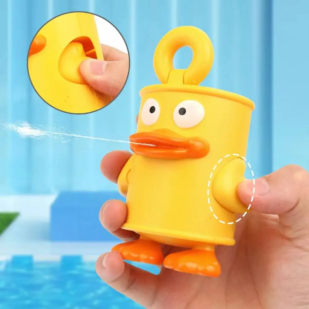 Konserven Ente Puppe Sprühen Ente Wasser Spielzeug Drücken Sie Typ Long Range Wasser Spray Spielzeug Cartoon Simulierte Pull Ring Wasser Park Spielzeug