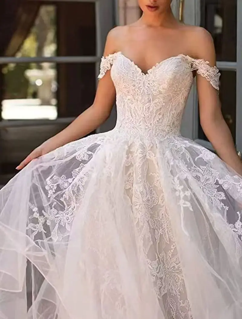 Vestido de novia de encaje con escote Corazón y espalda descubierta para mujer, traje bohemio de lujo con volantes, cola de barrido, 2024