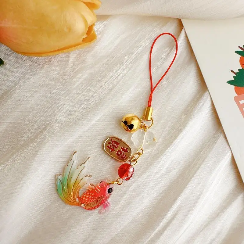 Buntes Handyband mit Farbverlauf und Goldfisch-Motiv, inklusive kleiner Glöckchen-Anhänger, ein schönes Geschenk für Taschen und Rucksäcke. – Detail 12