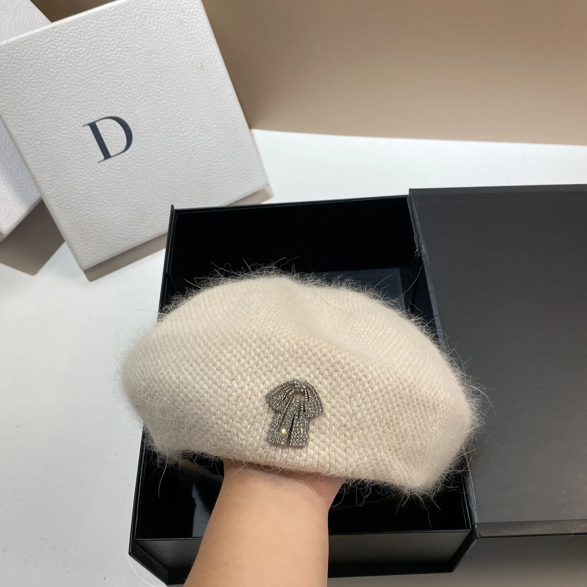 Luksusowy beret z futra królika z kryształową kokardą, zimowa czapka artystyczna w stylu koreańskim dla kobiet, urocza i elegancka czapka vintage typu slouchy.