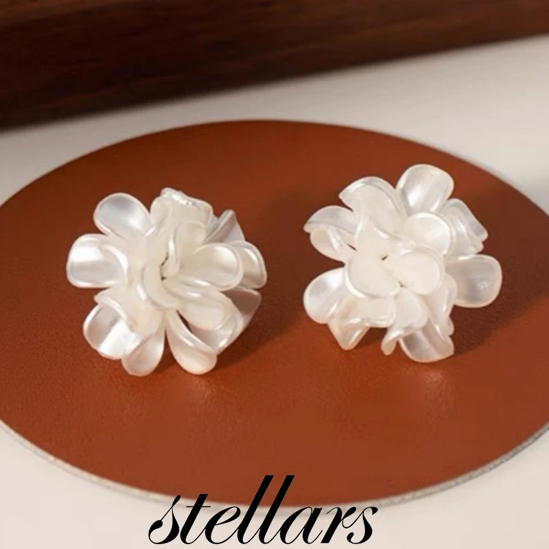 

Charming White Flower Stud Earrings for Women Folded Acrylic Side Vacation-style studs Sweet Floral Girls Jewelry Accessories