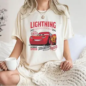 

Рубашка Retro Lightning Mcqueen Rusteze Cars Рубашка с поршневой чашкой Pixar Cars Рубашки Диснейленд Семейный отдых