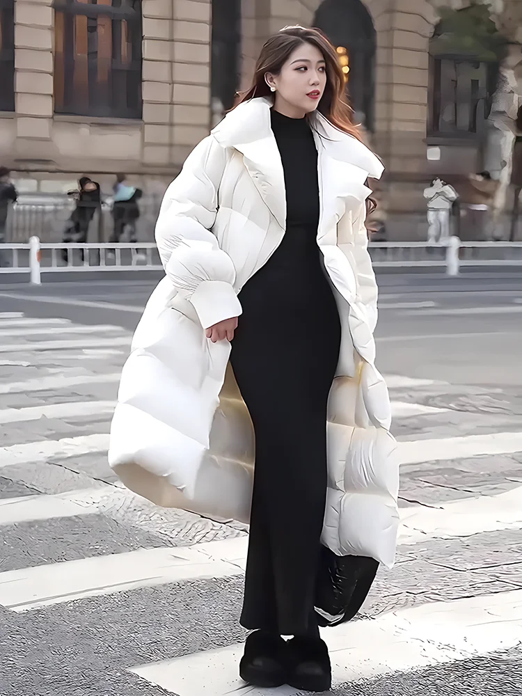 Modna, uniwersalna, ocieplana kurtka puchowa z dużym kołnierzem, biała, damska, idealna do dojazdów do pracy, trend 2024.