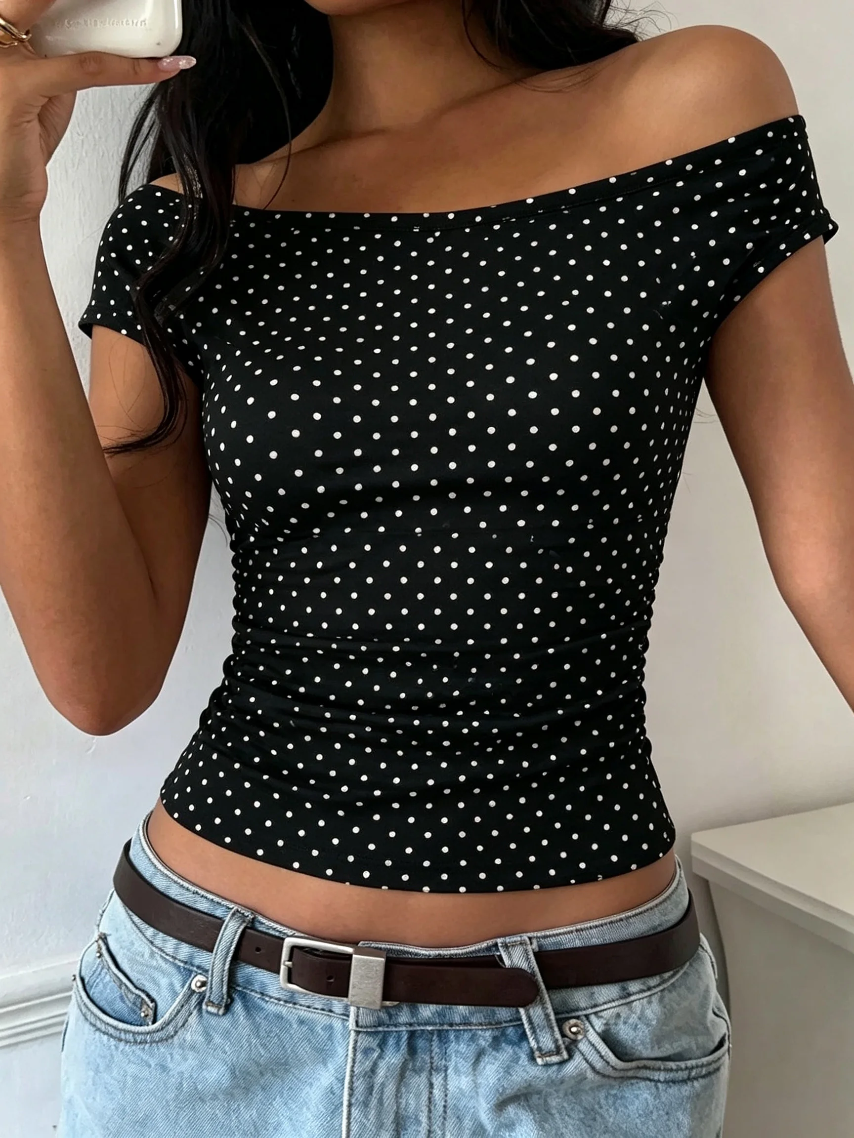 Damen Polka Dot Off-Shoulder Kurzarm Crop Top mit seitlicher Raffung, schmal geschnittene, süße Oberteile, Blusas Para Mujer, Alltags-Streetwear, Sommer, Casual – Detail 2