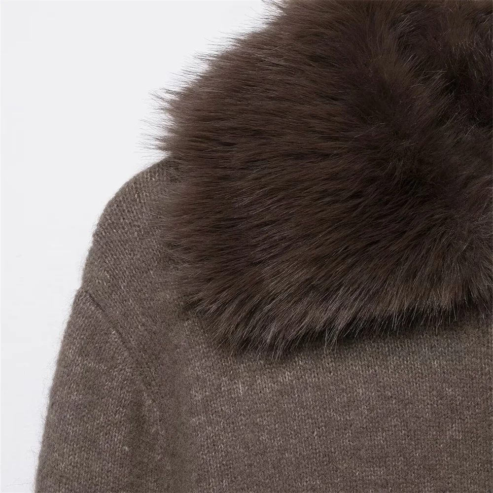 Nowa kolekcja jesień-zima: damski płaszcz z dzianiny z prążkowanym wykończeniem, długim rękawem i kołnierzem z efektem sztucznego futra.