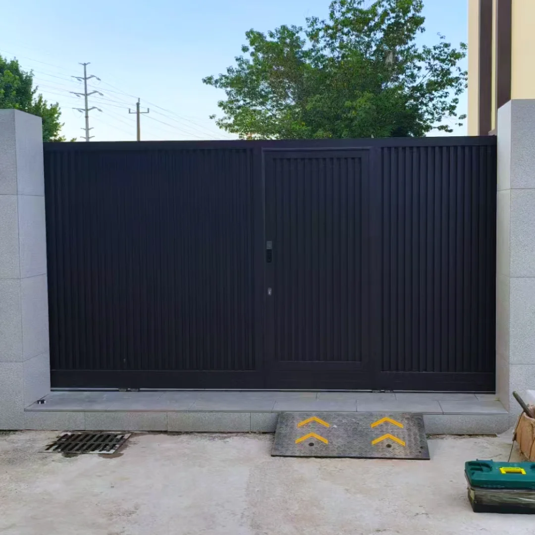 

Современные роскошные алюминиевые электрические ворота для двора, уличный барьер для подъездной дорожки, раздвижные ворота для ограждения двора