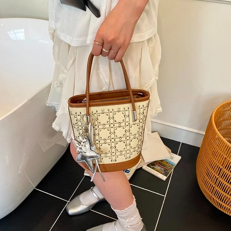 

Elegant Classic Business Messenger Bag for Women in Vintage Leather with Trendy Logo and Paris Design
