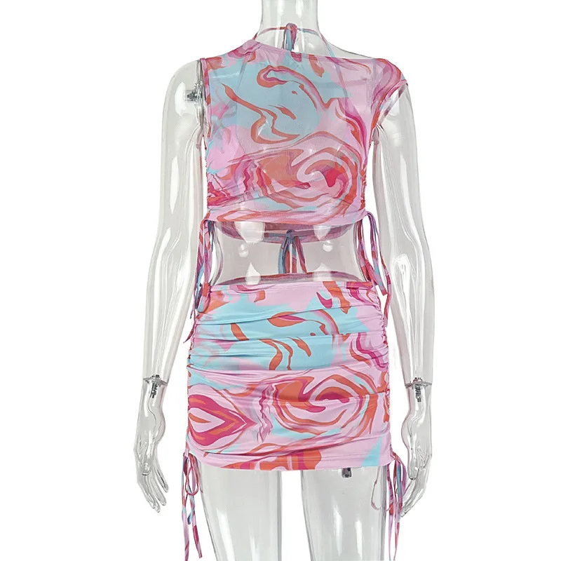 

Женский летний комплект из двух предметов: юбка с цветными блоками и принтом, топ с асимметричным вырезом, сексуальный и слегка прозрачный, короткий.