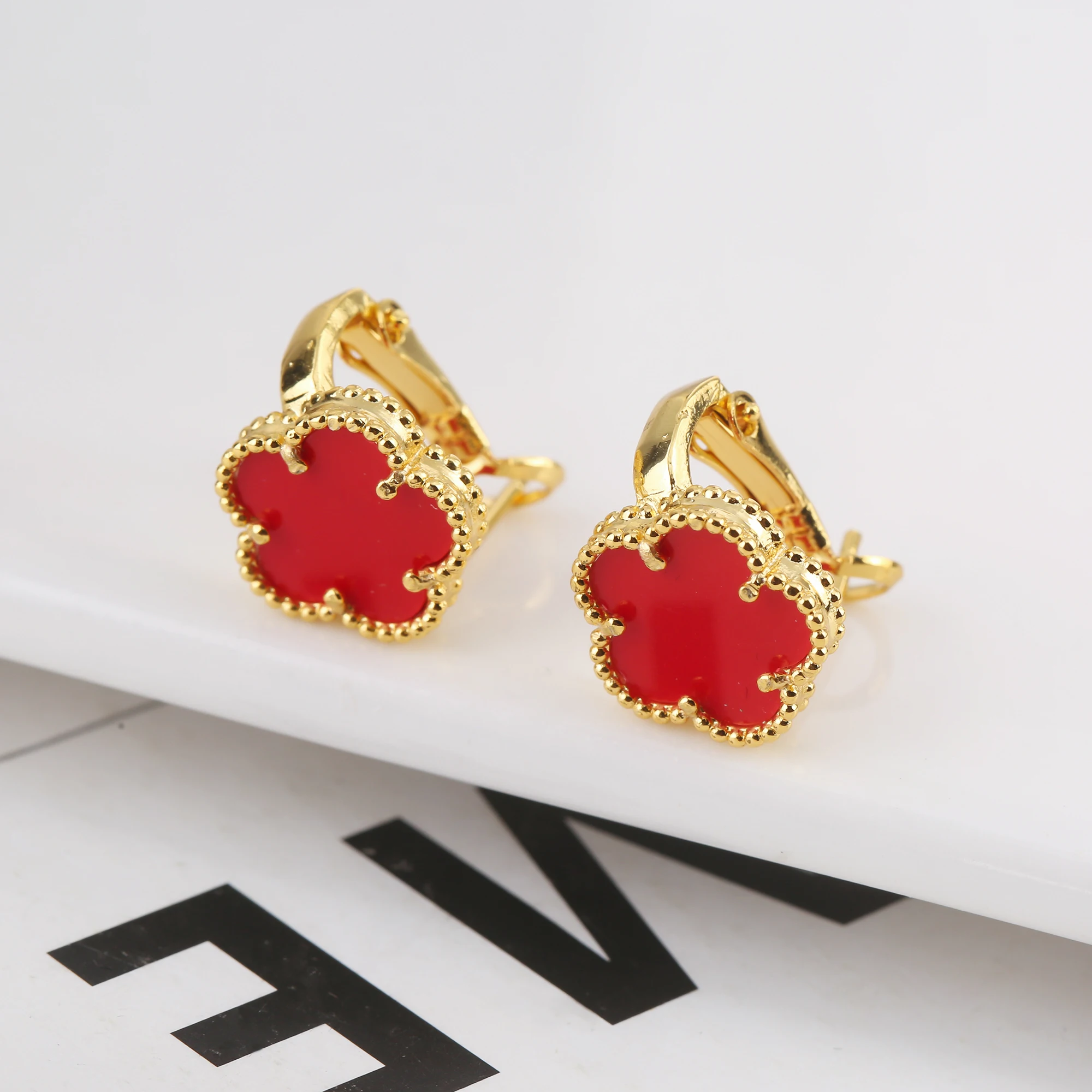 Metal Shell New Design Ear Clip Women\'s Five Leaf Flower Plum Blossom Jewelry Gold Plated Temperament Gift Clover
