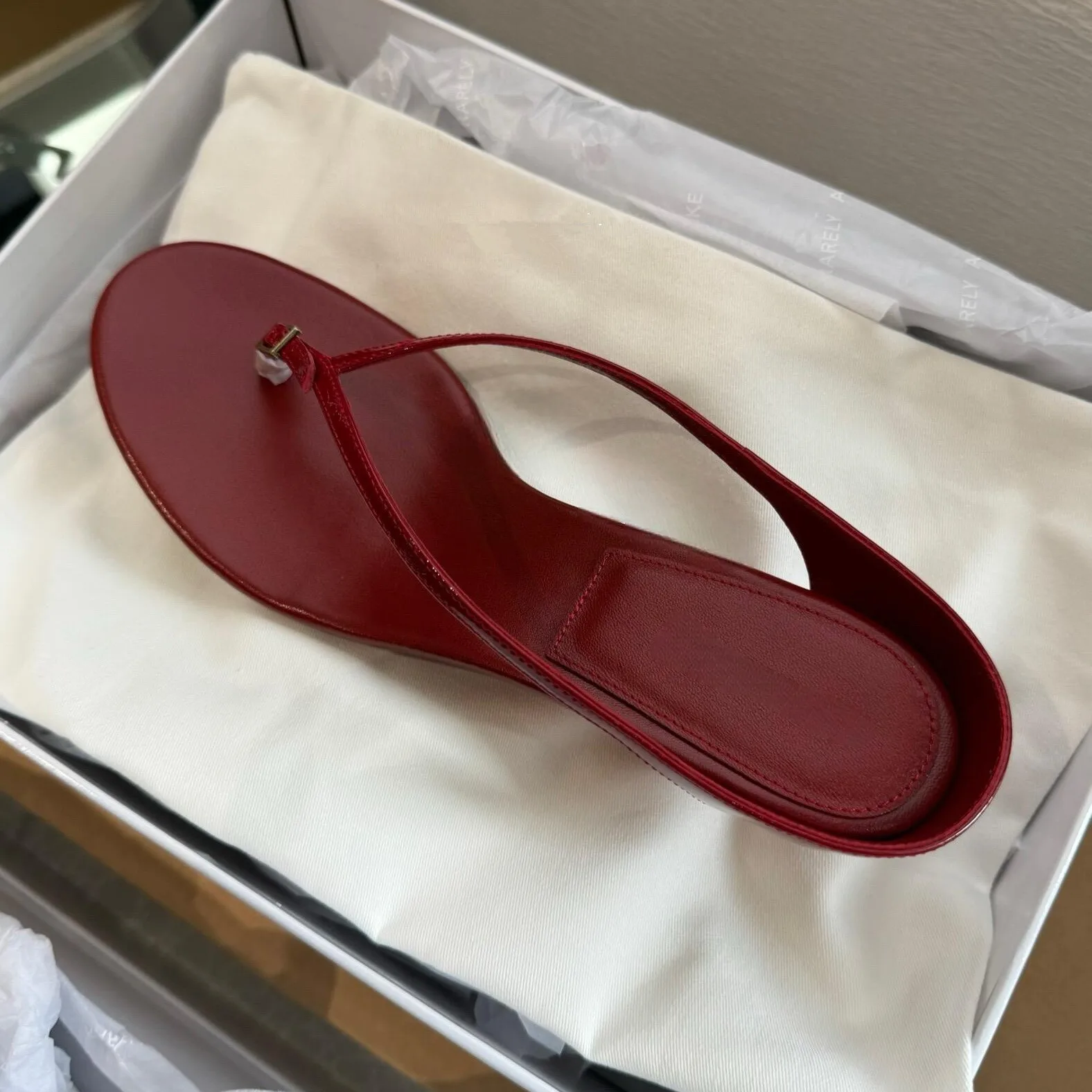 2026 Damen Echtleder Keilabsatz Flip-Flops Retro Schmalriemen Zehenstegsandalen für Outdoor-Aktivitäten