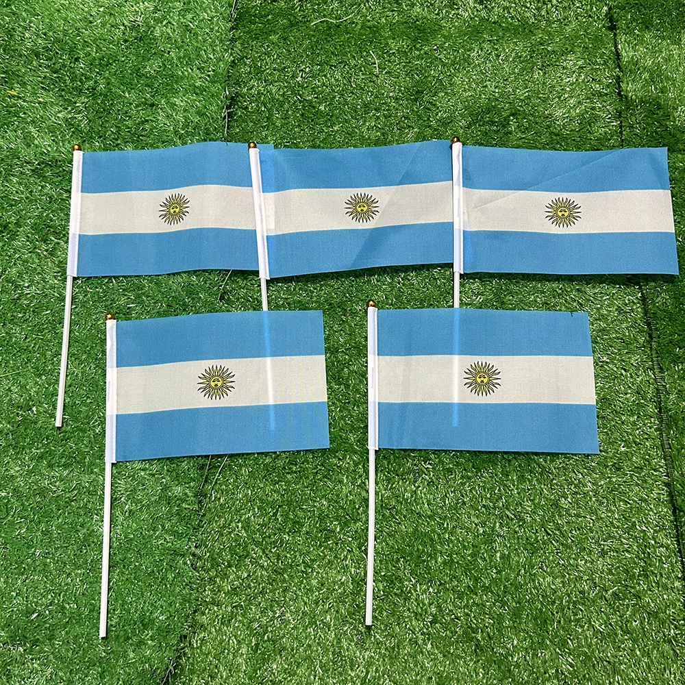 Bandera nacional Argentina de poliéster con asta de plástico ondeante - imagen 3