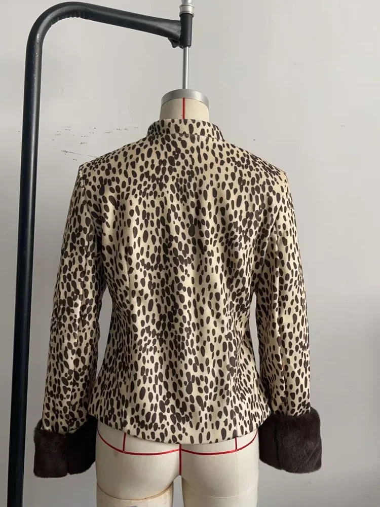 Damen Kunstpelzjacke mit Stehkragen, Großen Dunklen Pelzmanschetten, Patchwork-Design, Kurzer Mantel im Vintage-Tierdruck, Flauschige Figurbetonte Oberbekleidung – Detail 5