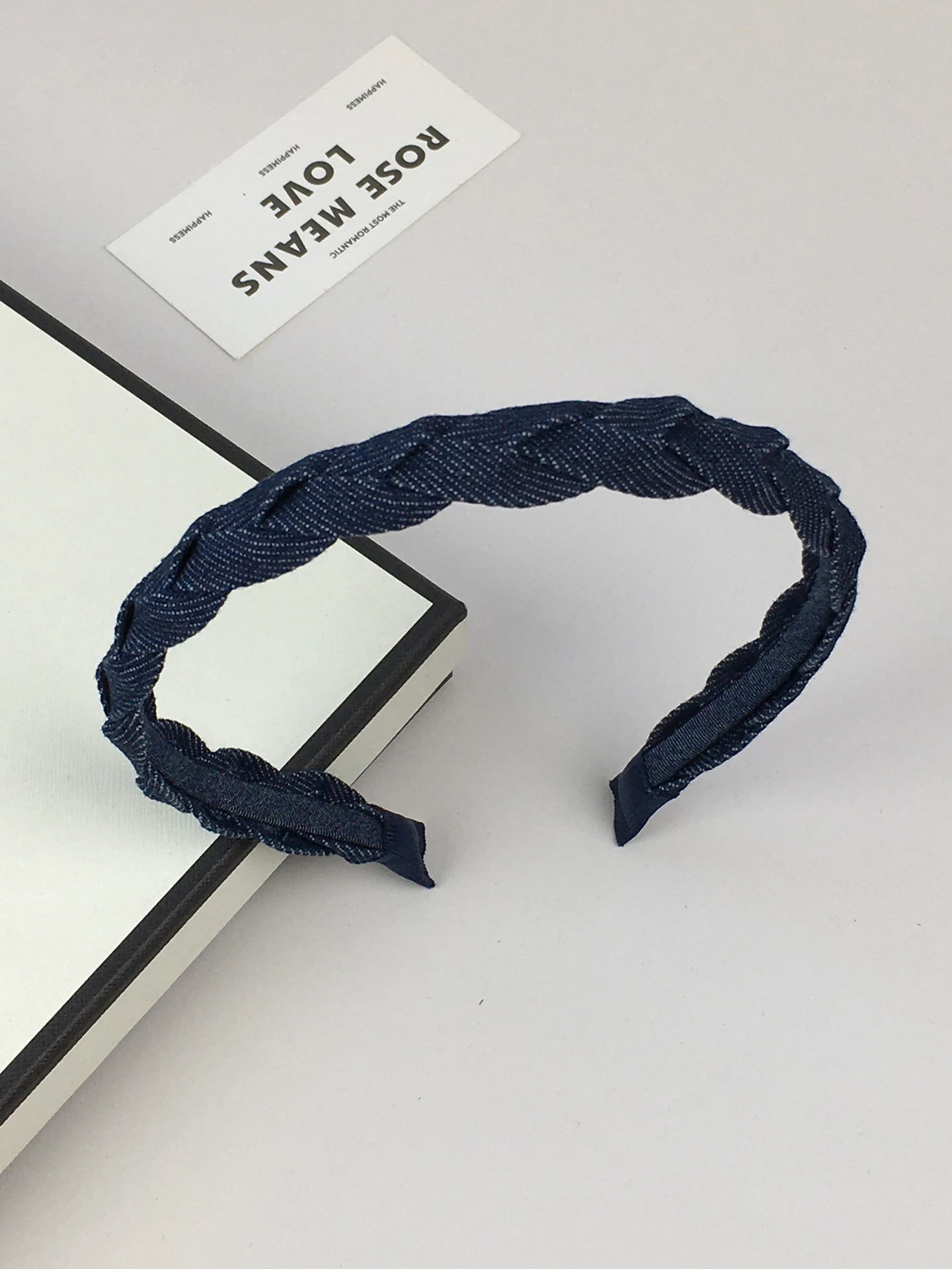 faixa-de-cabelo-fena-e-e-simples-em-tecido-jeans-fino-moderna-e-estilosa-para-o-dia-a-dia-festivais-e-festas