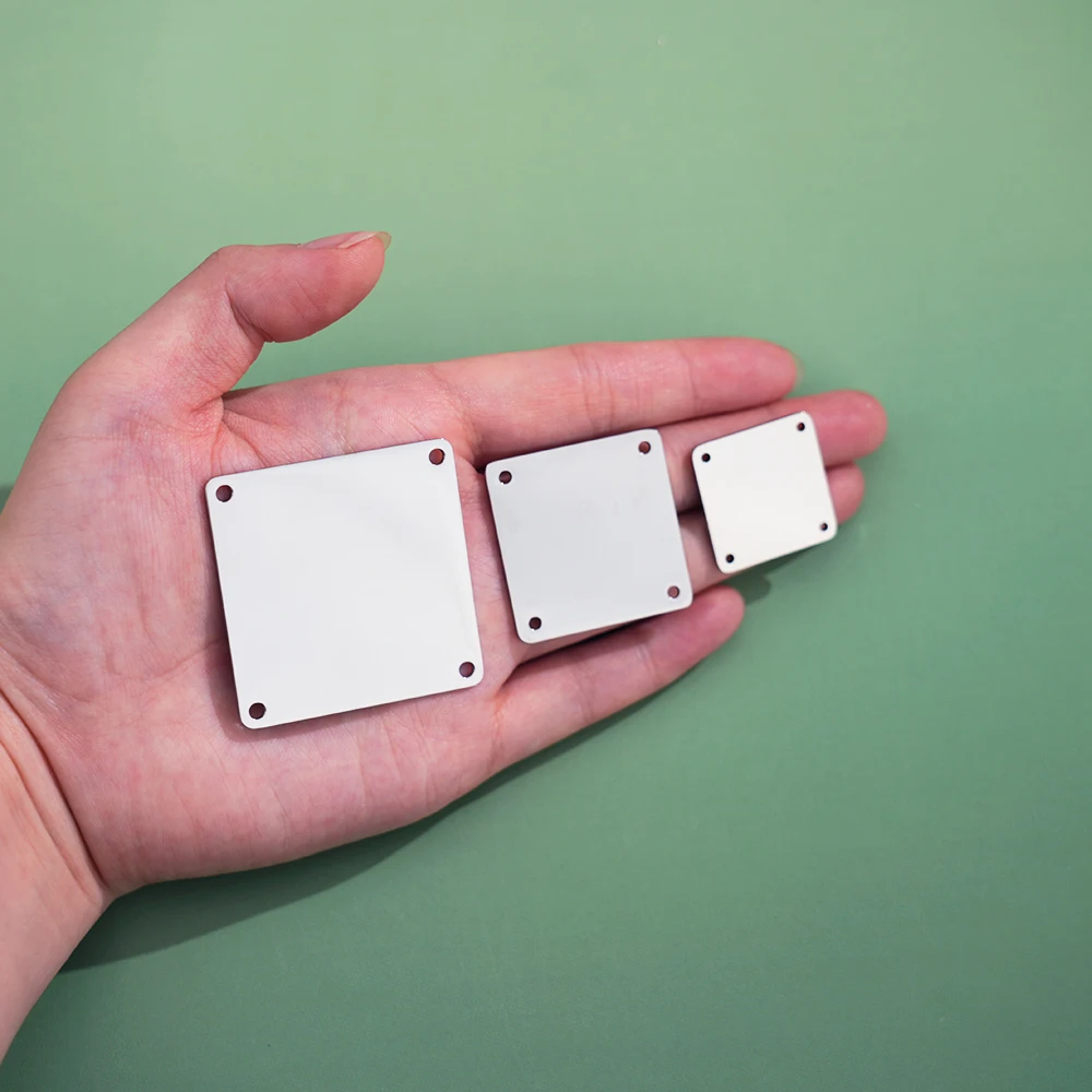 30 قطعة/الوحدة شعار مخصص مربع العلامات شخصية أربعة ثقوب الملابس التسمية لوحة معدنية البولندية قلادة مجوهرات من صلب لا يصدأ