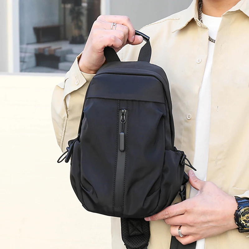 Borsa da petto multifunzionale da uomo con interfaccia riservata tramite USB, adatta per alpinismo, viaggi, lavoro, shopping, occasioni quotidiane