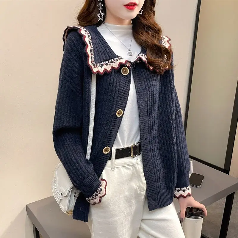 Damski sweter rozpinany z dzianiny w nowym koreańskim stylu z luźnym kołnierzykiem typu doll collar, zapinany na guziki, idealny na wiosnę i jesień.