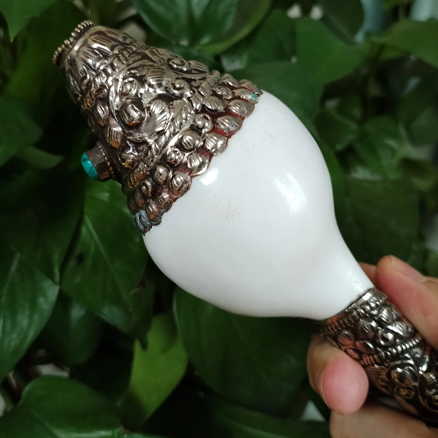 Handmade Nepal Silver Conch Shell Trumpet Indian Chank Tibetan Turquoise Coral Inlay Horn Trumpet Statue for Pooja Decorative