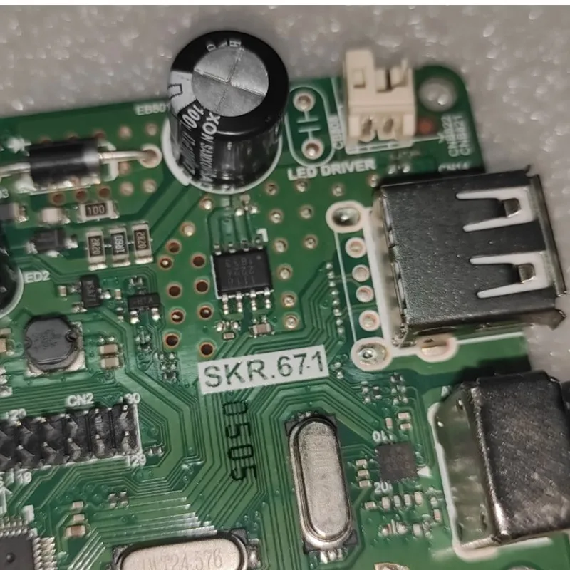 SKR.671 Drie-in-één LED LCD-rijdende tv-kaart HD-interface AV Gratis afstandsbediening Goede test