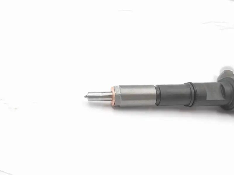 高品質の新しいディーゼルコモンレール燃料インジェクター 0445110561 スプレーバルブ