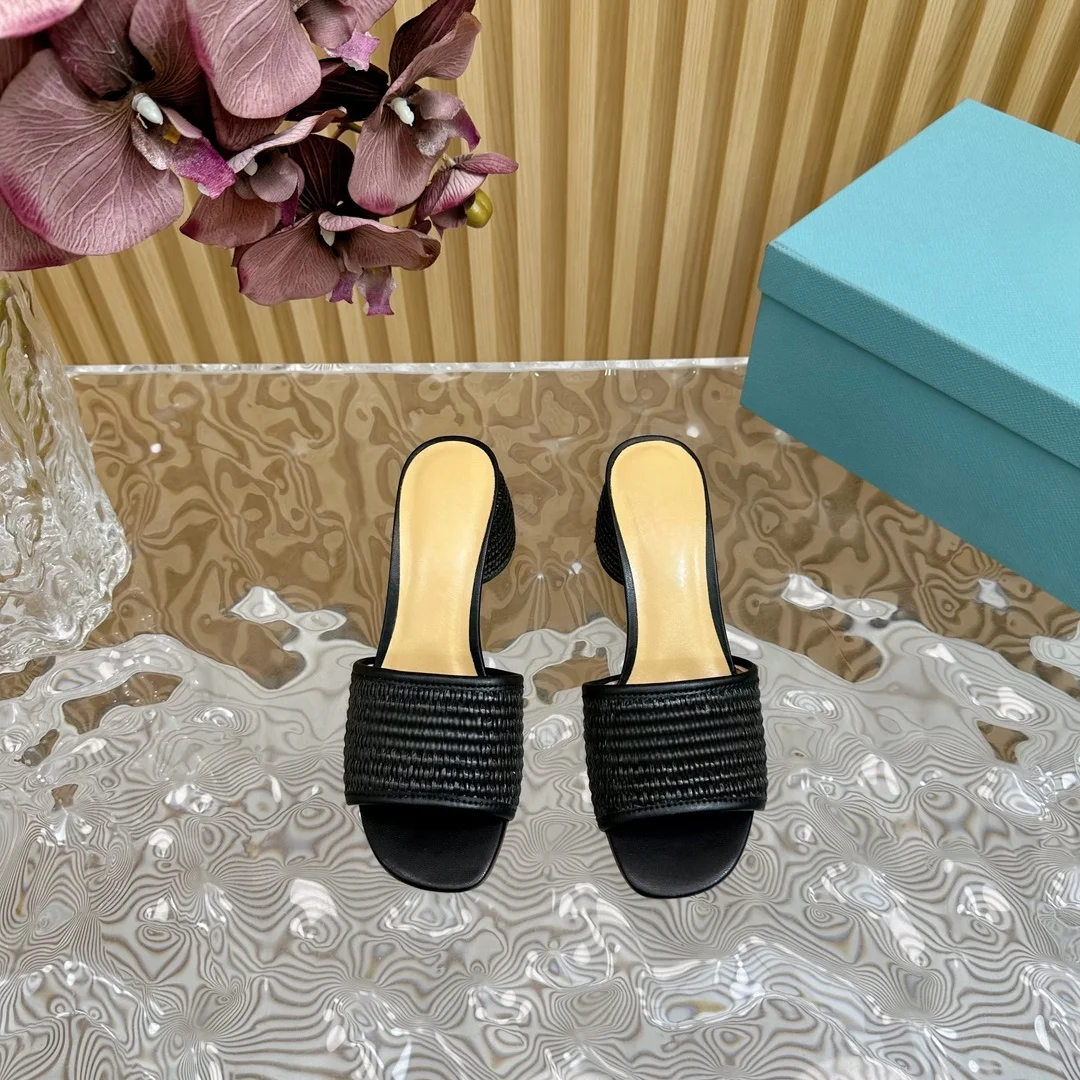 The new spring/summer 2024 raffia slippers/sandals are comfortable on the feet, chic and sophisticated, elegant and versatile.