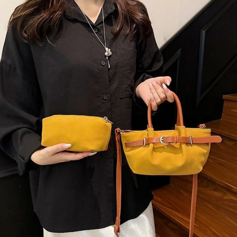 

Elegant Vintage Messenger Bag for Leisure Women with High-End Designer Minimalist Chic Appeal