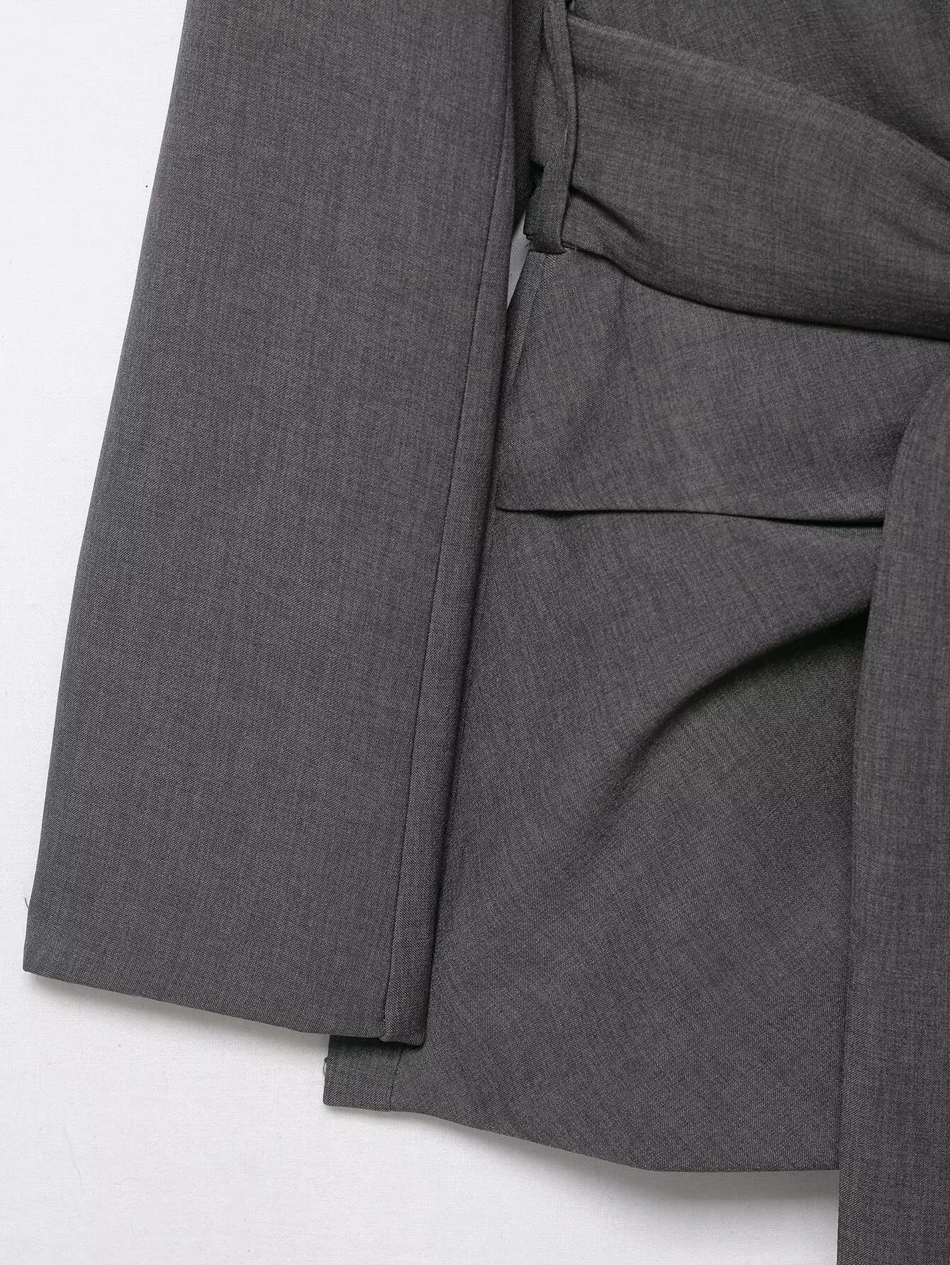 سترة نسائية لخريف 2025 كاجوال عصرية مبطنة بالكتف وحزام بلون سادة وحزام وطية صدر السترة