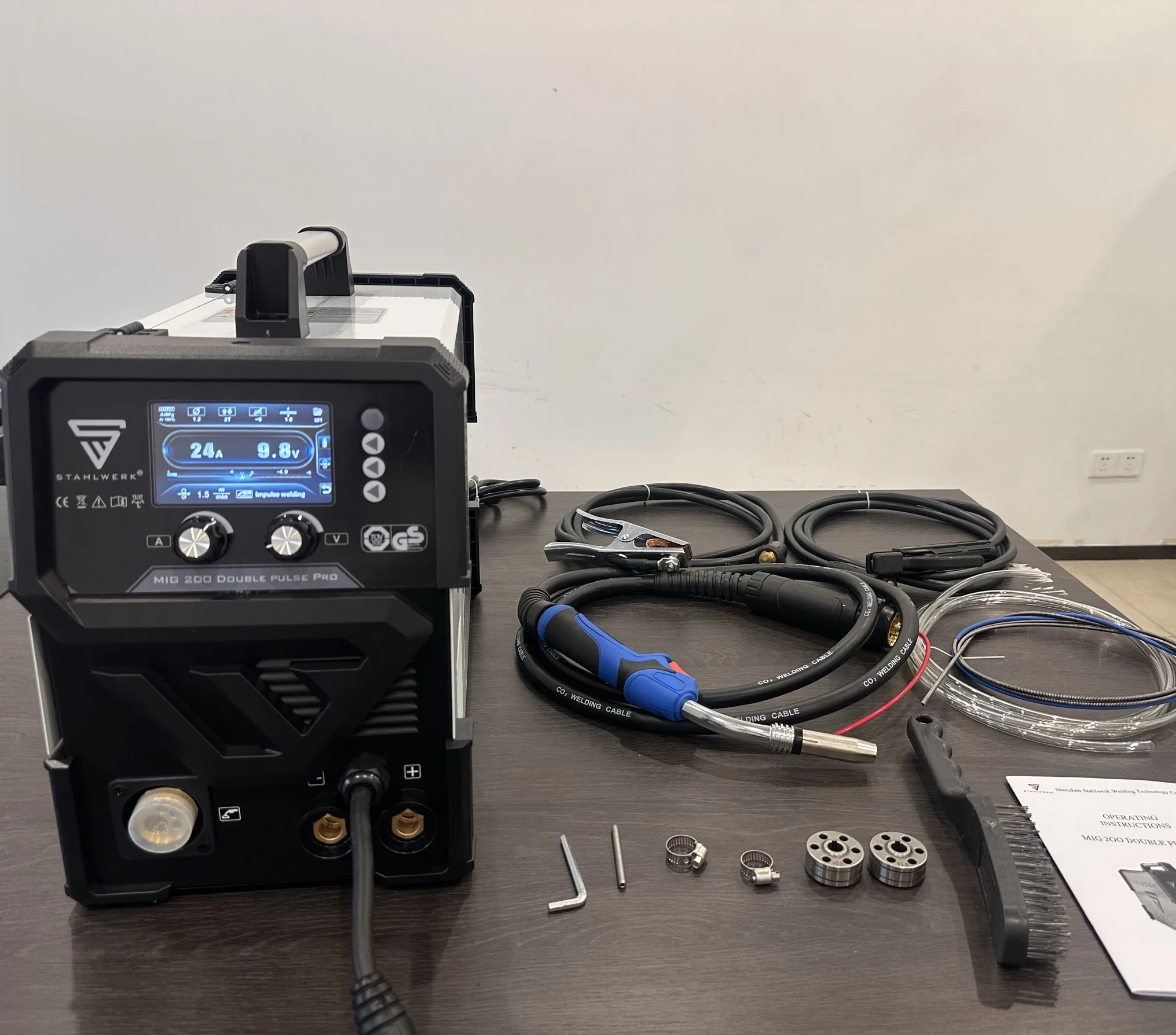 220V MIG Welder 200Amp MIG200DP 6-in-1 Double Pulse IGBT Inverter Fan Cooled 15.1KVA LCD Screen Portable for Welding Thin Plates