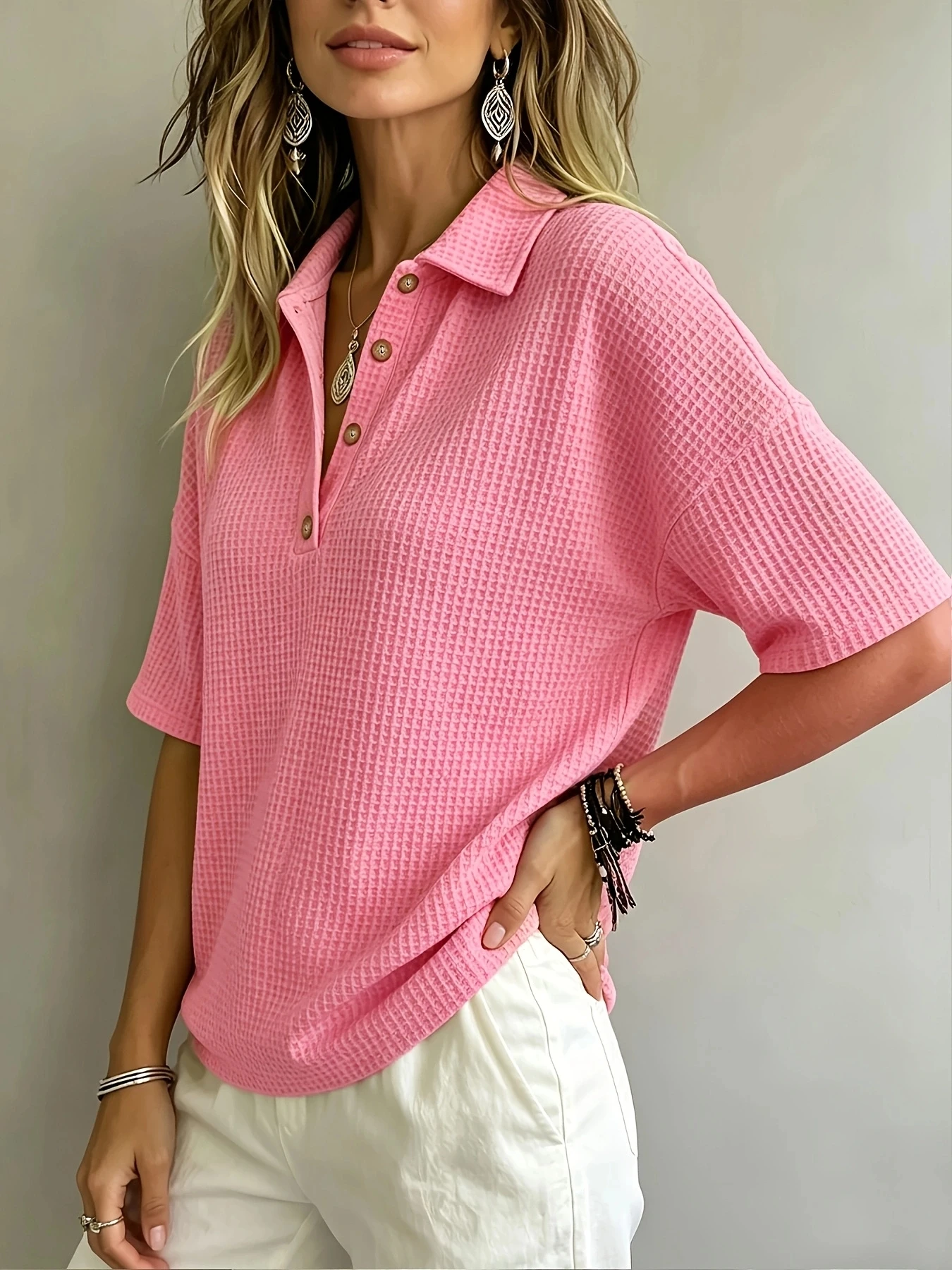 Damenmode Waffel-Poloshirt mit mittellangen Ärmeln; Locker geschnittenes T-Shirt mit überschnittenen Schultern und halbem Knopfverschluss; Sommer Neuheit im Lazy-Style Casual-Look – Detail 4