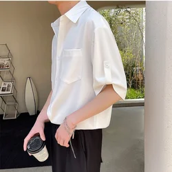 Herren koreanische weiße Knopf Bluse Sommer neue halbe Ärmel Polo-Ausschnitt Taschen solide lose Hemd Tops Modetrend Männer Kleidung