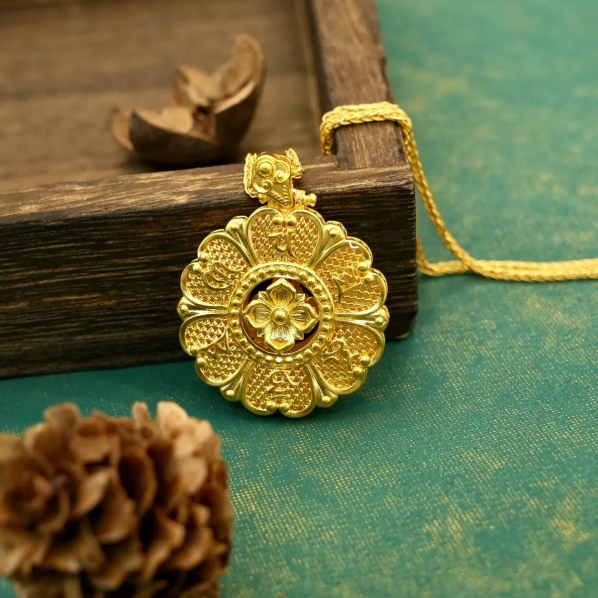 Chinese Style Lucky Six Mantra Eight Treasure Compass Pendant Gold Plated Ancient Craft Cubic Zirconia Inlaid Women Necklace Goo