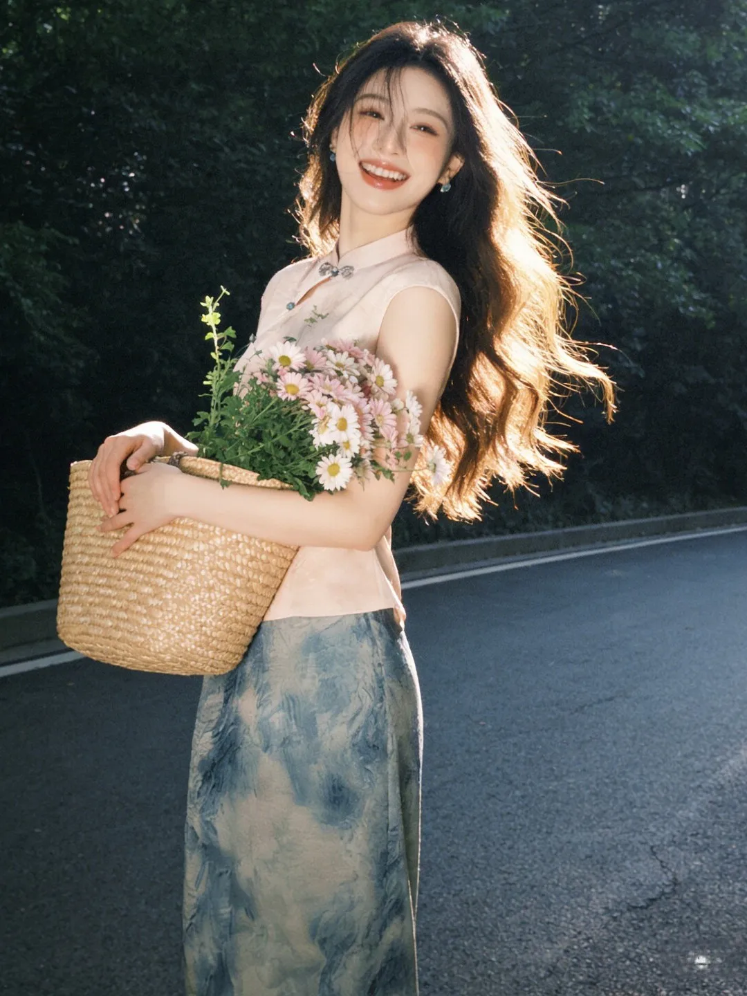 

Элегантный и нежный комплект из двух предметов: уникальная, очень красивая облегающая юбка и удобный модный повседневный летний наряд