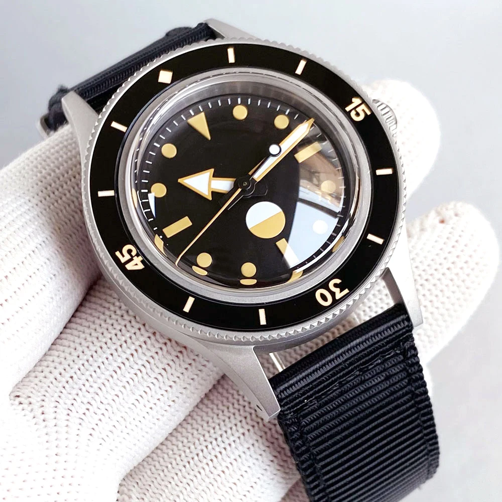 โลโก้ที่กําหนดเอง 50-Fathoms สไตล์นาฬิกา Retro Dome Sapphire Glass Luminous BEZEL NH35 การเคลื่อนไหวดําน้ํา 200 M กันน้ํา