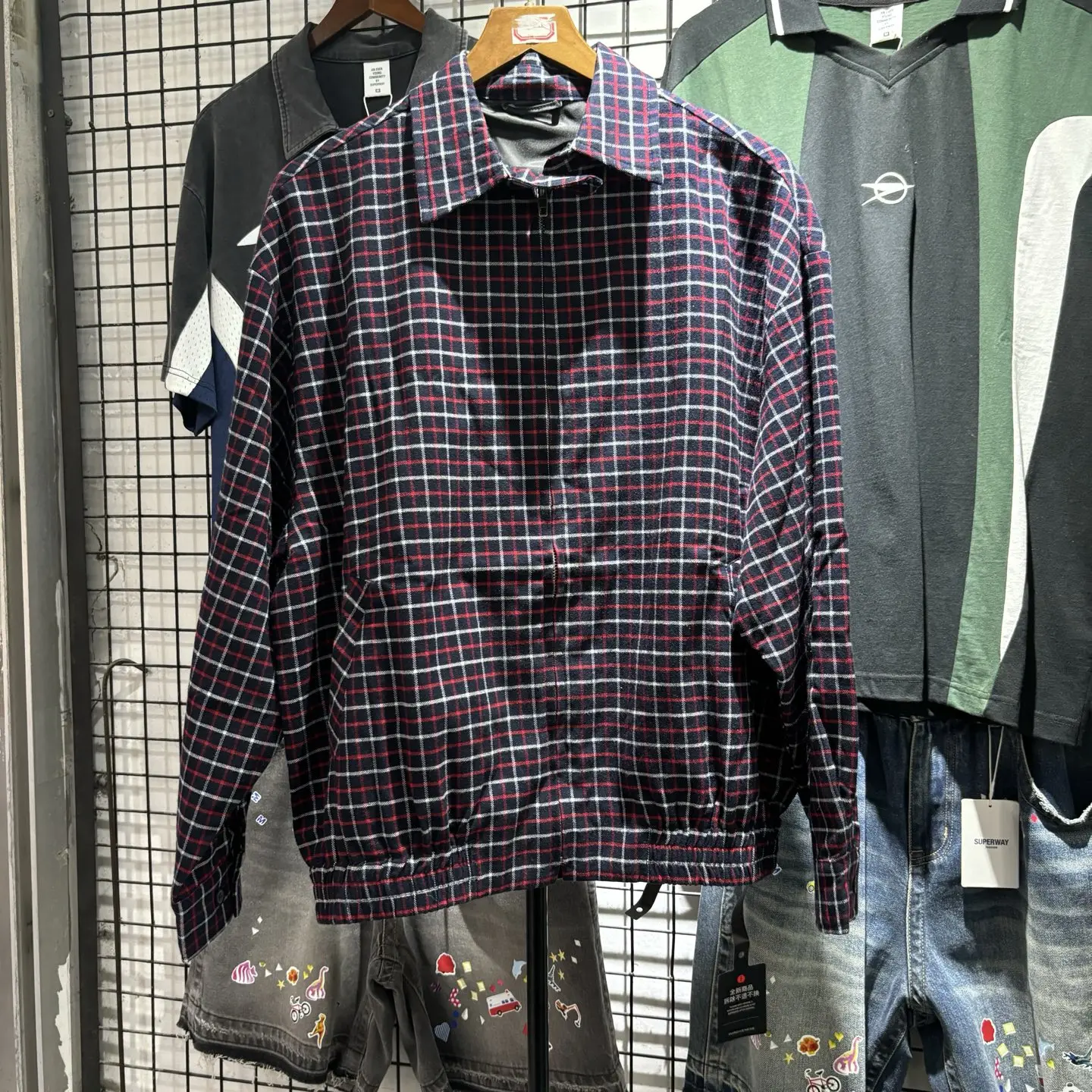 

Свободная куртка в стиле ретро с американским клетчатым воротником для мужчин и женщин, удобная, из хлопка, винтажная, с молнией...