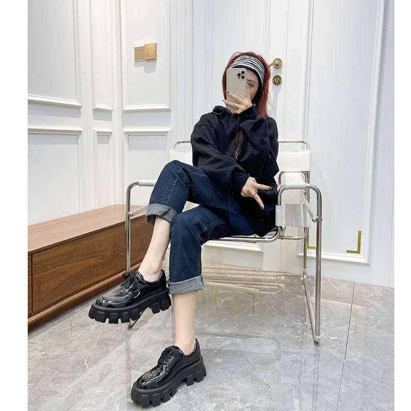 Internet famose scarpe in spugna con suola spessa 2024 primavera nuove scarpe casual con lacci in stile britannico di piccole dimensioni con tacco
