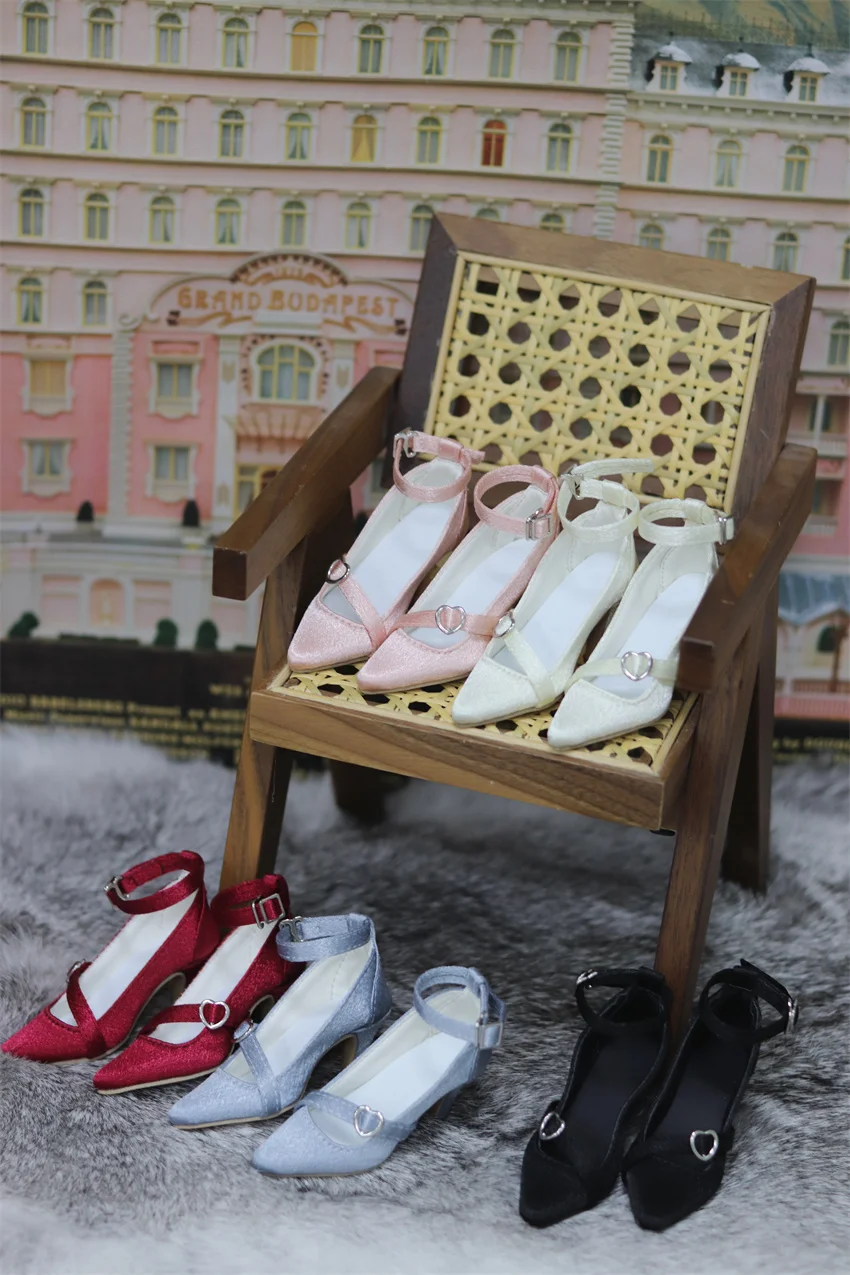 

Обувь для куклы BJD SD/DD/SDGR/SD16, игрушка для девочек с заклепками и одной пряжкой, белый, черный, красный, мягкие шелковые туфли на высоком каблуке с пятнами, аксессуары для кукол BJD