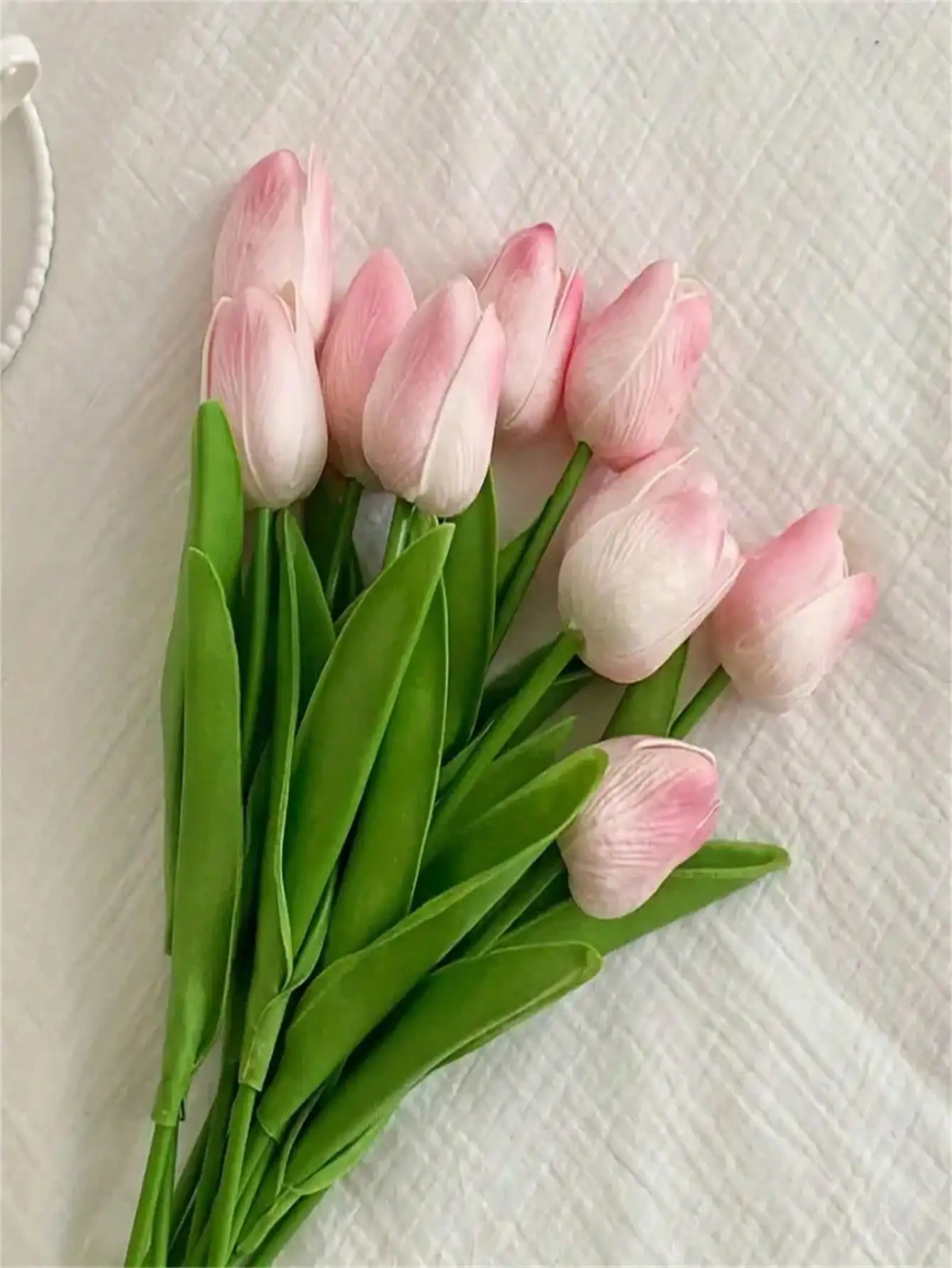 Ein Set aus 6 künstlichen Tulpen, geeignet für Heimdekoration und Tischdekoration bei Jubiläen (Vase nicht inbegriffen). – Detail 4